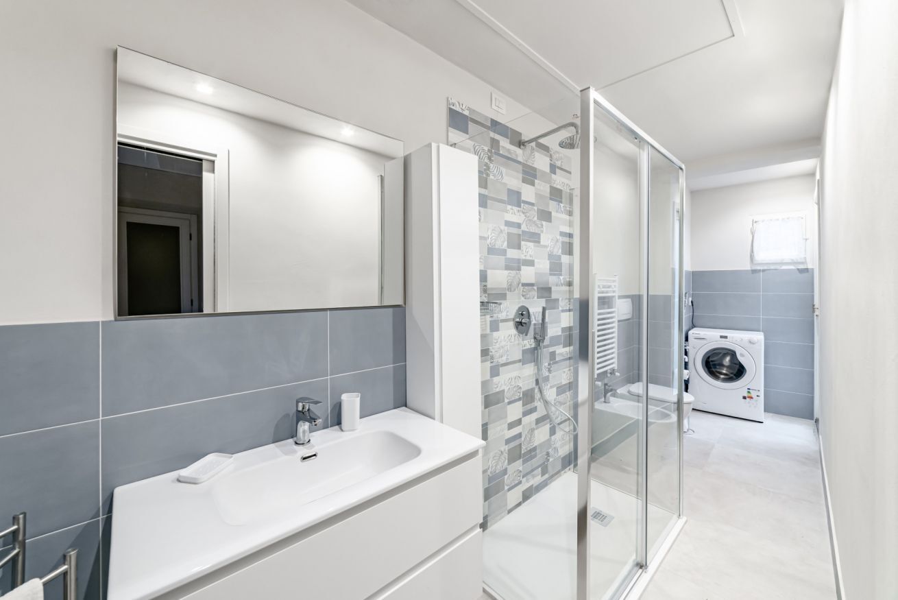 Bruser, hårtørrer, bidet, håndklæder