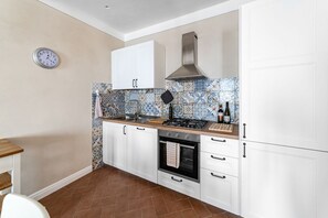 Frigorifero, forno, piano cottura, lavastoviglie
