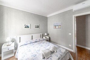 1 dormitorio, tabla de planchar con plancha, wifi y ropa de cama