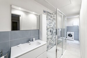 Dusj, hårføner, bidé og håndklær