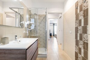 Shower, hair dryer, bidet, towels