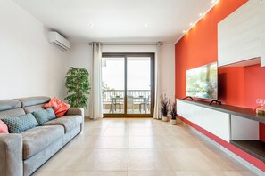 TV - GuestHost - 96 sqm apartment in Taormina, ideal for hosting up to 6 people. The accommodation offers a magnificent terrace with sea views, perfect for relaxing and admiring the breathtaking Sicilian landscape. Guests can enjoy a beautiful communal pool, (Taormina)