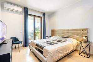 2 bedrooms, iron/ironing board, Internet, bed sheets - GuestHost - 96 sqm apartment in Taormina, ideal for hosting up to 6 people. The accommodation offers a magnificent terrace with sea views, perfect for relaxing and admiring the breathtaking Sicilian landscape. Guests can enjoy a beautiful communal pool, (Taormina)