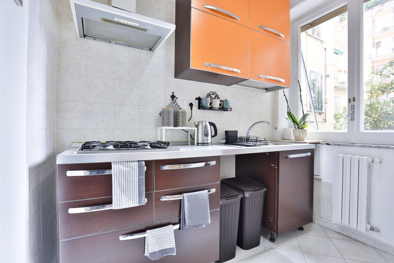 Refrigerador, parrilla de estufa y cafetera y tetera 