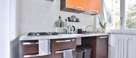 Refrigerador, parrilla de estufa y cafetera y tetera
