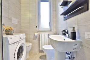 Een douche, een haardroger, een bidet, handdoeken