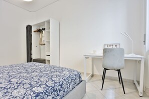 1 slaapkamer, een strijkplank/strijkijzer, wifi, beddengoed