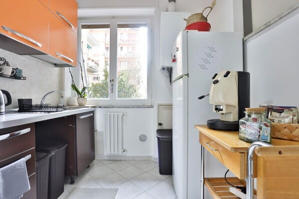 Refrigerador, parrilla de estufa y cafetera y tetera 