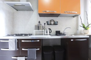 冷蔵庫、コンロ、コーヒー / ティーメーカー、調理器具と食器