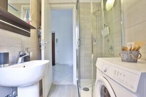 Douche, sĂšche-cheveux, bidet, serviettes fournies