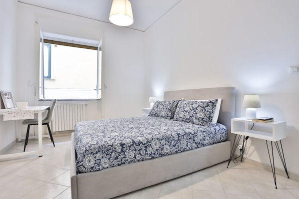 1 habitación, tabla de planchar con plancha, wifi y ropa de cama