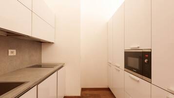 Kühlschrank, Mikrowelle, Herdplatte, Kochgeschirr/Geschirr/Besteck