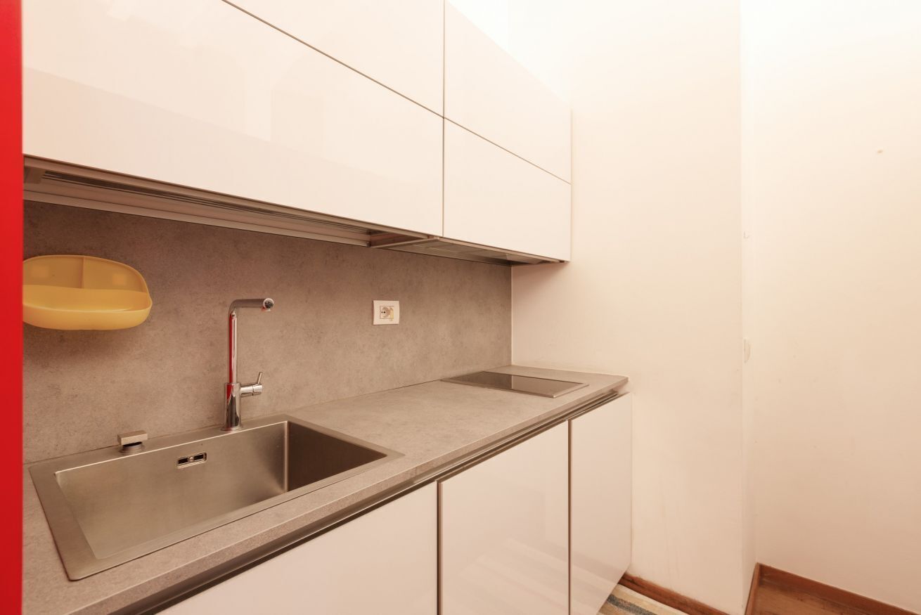 Kühlschrank, Mikrowelle, Herdplatte, Kochgeschirr/Geschirr/Besteck