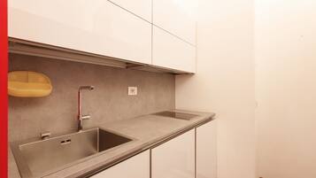 Frigorifero, microonde, piano cottura, tostapane