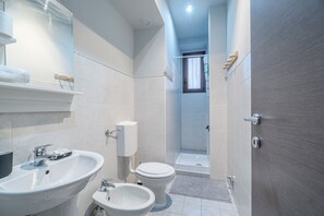 Dusche, Haartrockner, Bidet, Handtücher