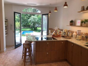 Fridge, oven, dishwasher, coffee/tea maker