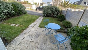 Outdoor dining - Charming apartment 2 to 4 people 200m from the beach with wifi (PLOEMEUR)