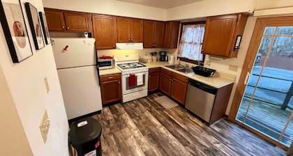 Private duplex in Roxbury near Hospital/Arena - Pet Friendly
