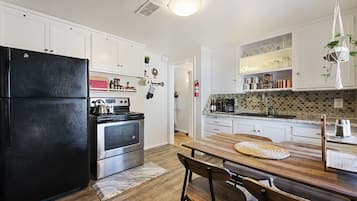 Frigorífico, microondas, horno y placa de cocina