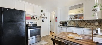 Cheerful, Bright, Hot Tub, Hammocks, Fenced Yard, & BBQ! Near Airport & DT!