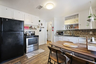 Cheerful, Bright, Hot Tub, Hammocks, Fenced Yard, & BBQ! Near Airport & DT!