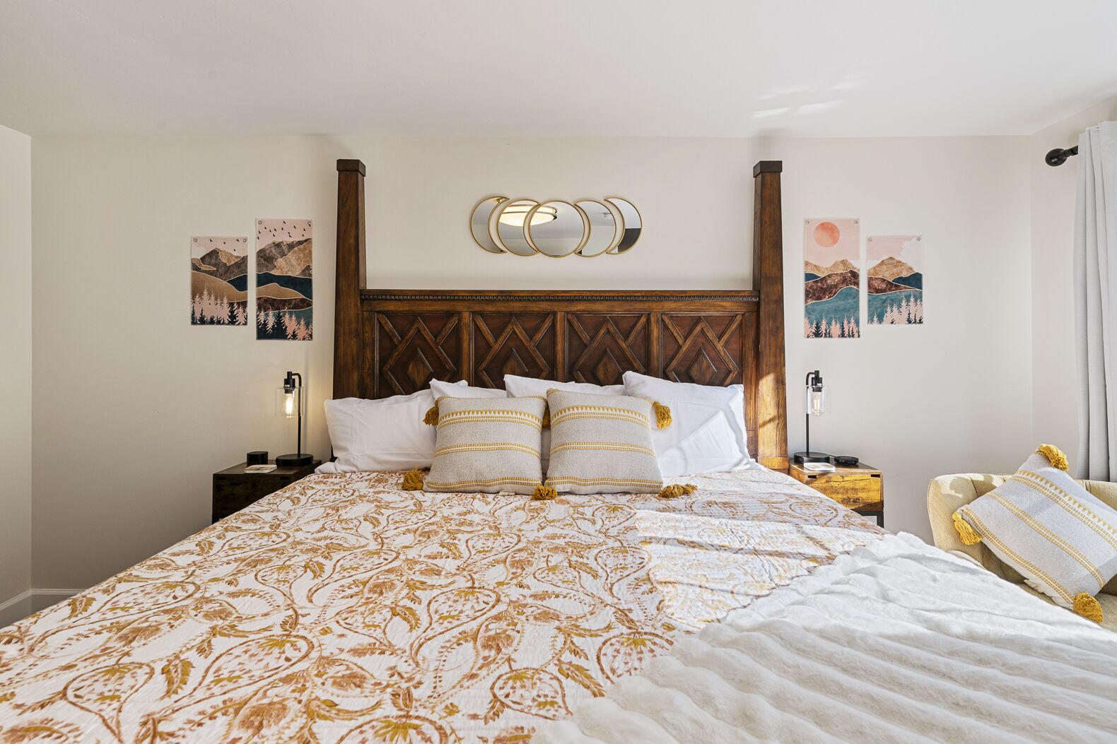 3 habitaciones, escritorio y tabla de planchar con plancha 