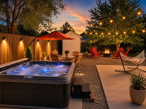 Amazing Location Near Airport & Downtown w/Hot Tub