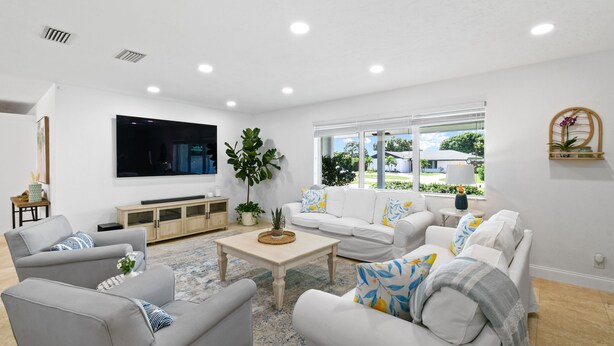 Smart TV, ping pong - Beautiful Lakeside Oasis (West Palm Beach)
