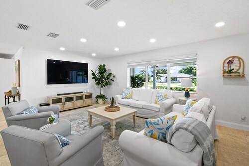 Beautiful Lakeside Oasis