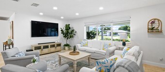 Beautiful Lakeside Oasis