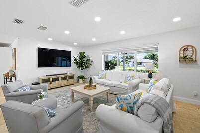 Beautiful Lakeside Oasis