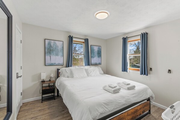 3 bedrooms, iron/ironing board, travel crib, free WiFi - 3 Miles to Ark! Basement Playroom with Video Arcade! (Williamstown)