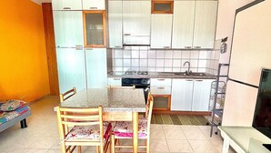 Frigorifero, microonde, forno, piano cottura
