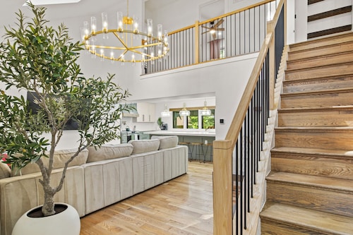 Lakeside Haven: Spacious Retreat with Stunning Views and Family Fun