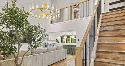 Lakeside Haven: Spacious Retreat with Stunning Views and Family Fun