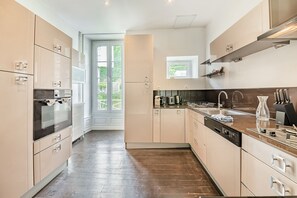 Een koelkast, een microgolfoven, een oven, een vaatwasser