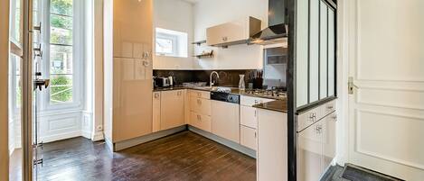 Fridge, microwave, oven, dishwasher