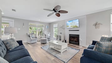 TV, fireplace