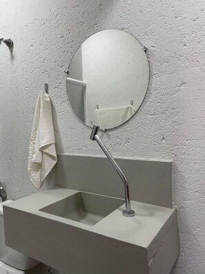 Secador de pelo, toallas, jabón y champú