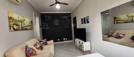 Smart TV, livros, biblioteca musical