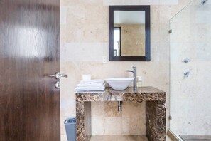 Secador de cabelo, toalhas de banho, sabonete, shampoo