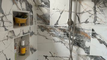 Dusche, Haartrockner, Handtücher, Seife