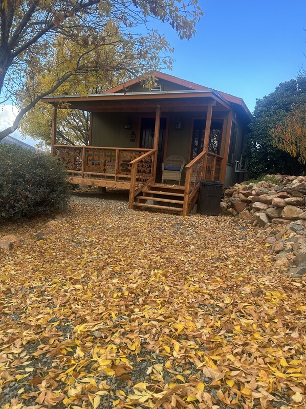 Exterior - Beautiful cabin retreat with gorgeous views! Pet friendly with wide open spaces. (Dewey-Humboldt)