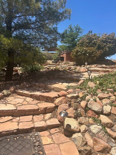 Beautiful cabin retreat with gorgeous views! Pet friendly with wide open spaces.