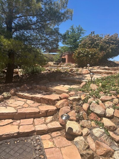 Beautiful cabin retreat with gorgeous views! Pet friendly with wide open spaces.