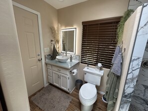 Shower, hair dryer, towels, soap - Beautiful cabin retreat with gorgeous views! Pet friendly with wide open spaces. (Dewey-Humboldt)