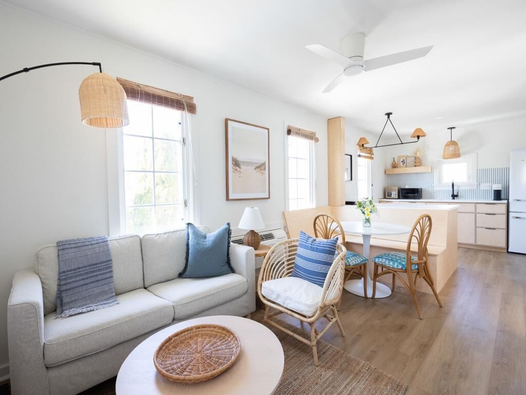 Charming Remodeled Carriage House close to beach.