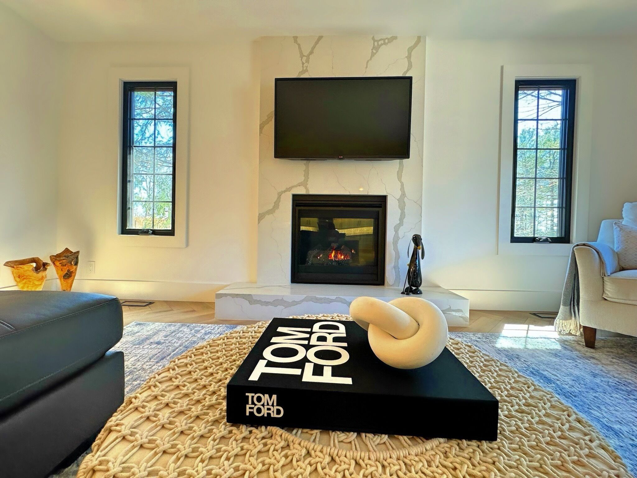 Smart-TV, Kamin, Bücher