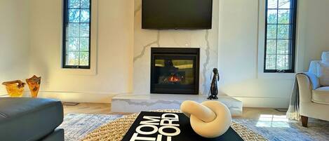 Smart-TV, Kamin, Bücher