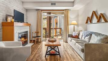 Televisión, chimenea, libros y oficina